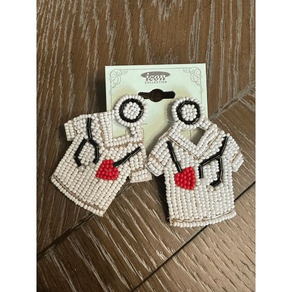 HEART FOR NURSING WHITE SCRUBS SEED BEAD EARRINGS - Picture 3 of 3